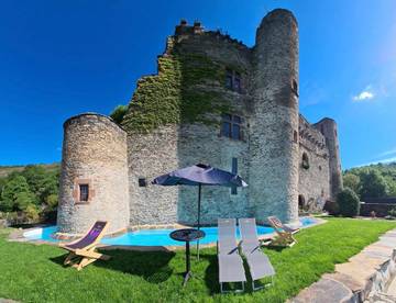 Chambre d’hôte pour 2 personnes, avec jardin ainsi que vue et piscine dans l' Aveyron