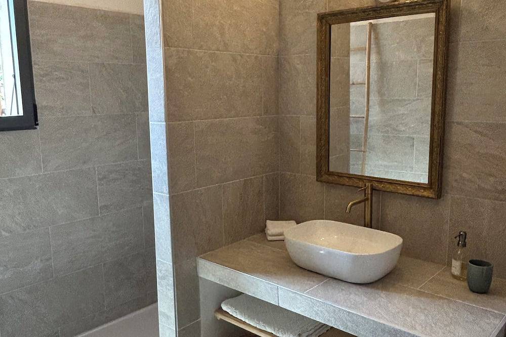 Detached house (casetta) between sea and countryside in Pigna (Corsica), Calvi region