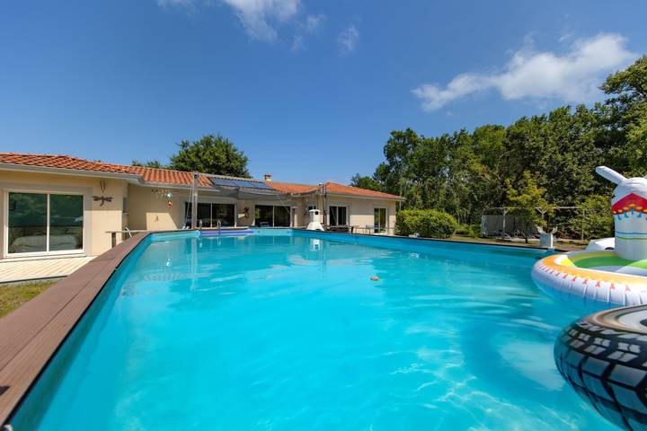 Maison de vacances pour 11 personnes, avec sauna ainsi que jacuzzi et jardin, adapté aux familles à Biscarrosse