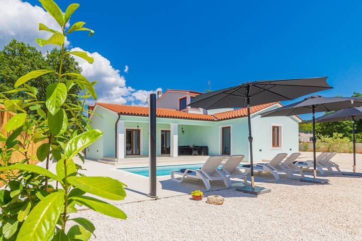 Ferienhaus für 6 Personen, mit Pool und Terrasse, mit Haustier