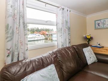 Log Cabin for 2 People in Stalham, Norfolk, Photo 4