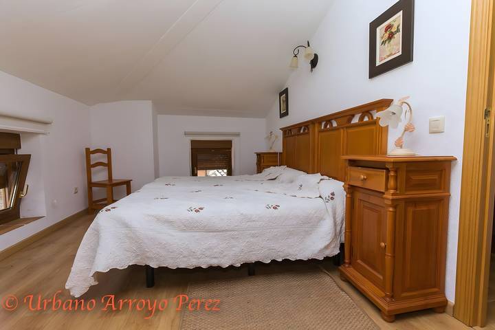 Country House 'El Salón Del Baile' with Mountain View and Balcony in Navarredondilla, Valle del Alberche