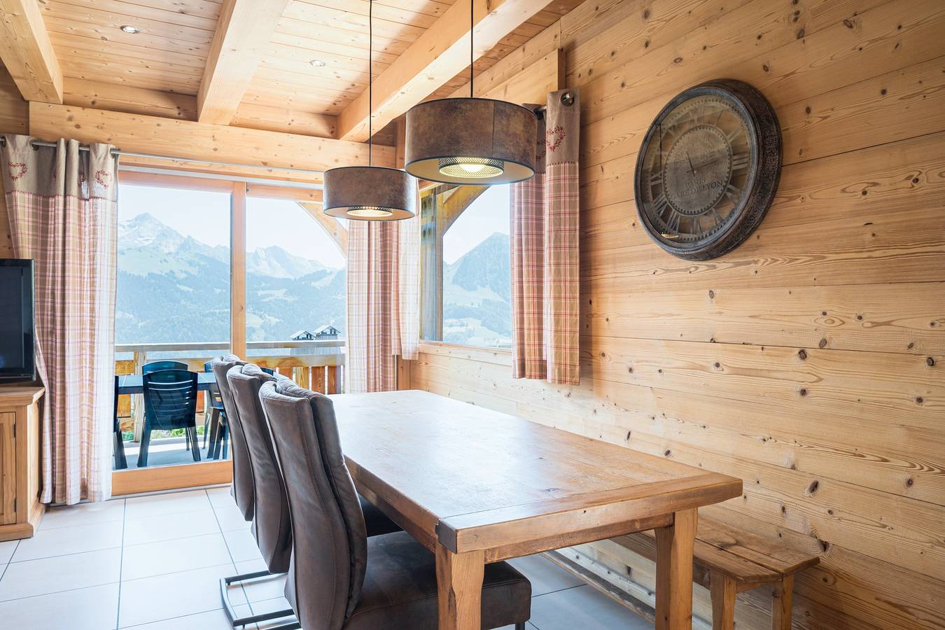 Chalet 'Bernard' con vista sulle montagne, terrazza privata e Wi-Fi in Manigod, Annecy e dintorni