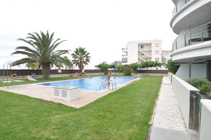 Ganze Wohnung, Apartment direkt am Strand in Roses, Costa Brava! 2 Schlafzimmer, Meerblick, Pool, kostenloses WLAN. Buchen Sie jetzt! in Roses, Oberampurien
