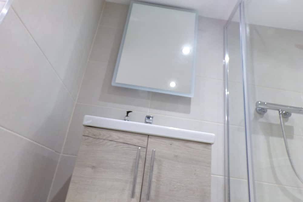 Entire apartment, Luxury Ground Floor Apartment opposite the Beach in Barton on Sea, Hampshire