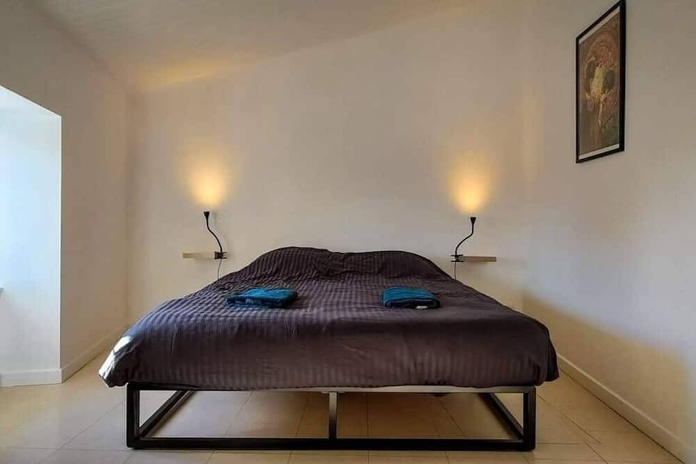 Entire apartment, Duplex in charming neighborhood overlooking chateau, close to downtown and all amenities in Clisson, Nantes region