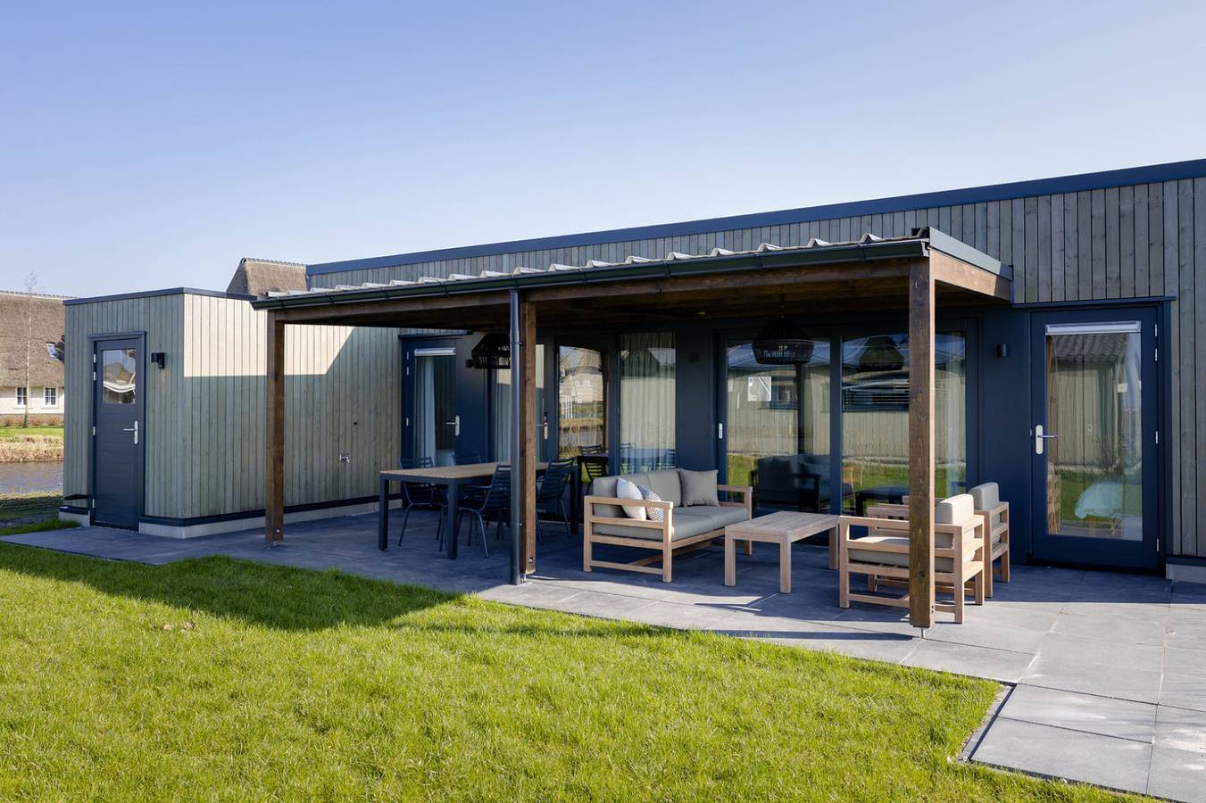 Gemütliche 4-Personen-Docklodge mit eigenem Steg und Ladestation in Delfstrahuizen in Delfstrahuizen, Friesland