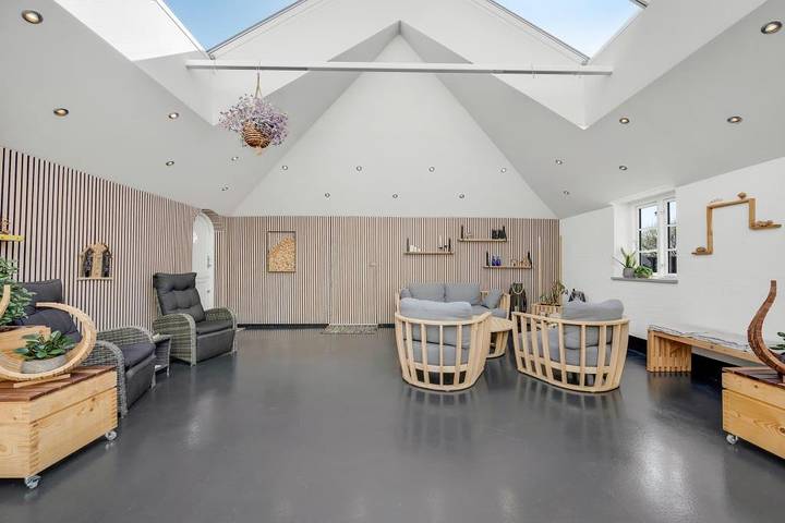 Spacious Holiday Home in Nr. Lyngvig with Hot Tub and Activity Room in Nørre Lyngvig, Hvide Sande