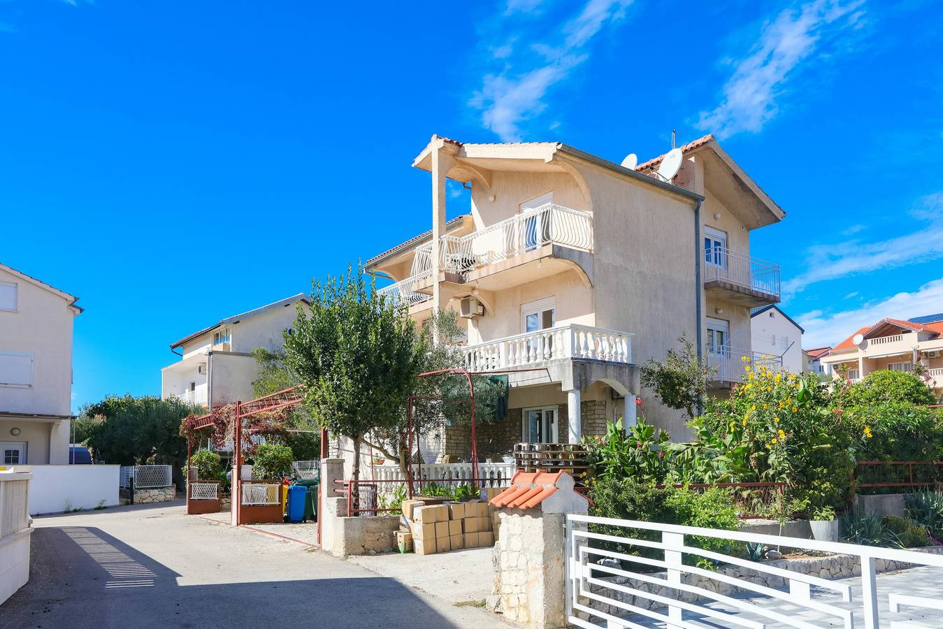 Ganze Wohnung, 1-Zimmer-Ferienwohnung mit Terrasse und Meerblick Grebastica (Sibenik) A-24821-b in Grebastica, Šibenik-Knin