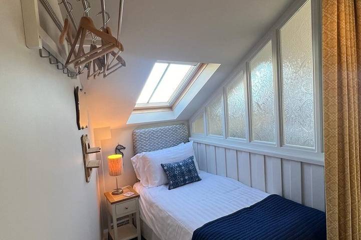 Perfect romantic retreat centrally located with sea views in New Quay, Cardigan Bay