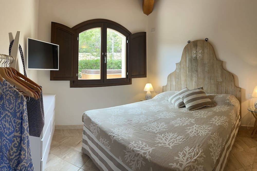 Exclusive with big garden, view on Molara Island, walking distance from the sea in Punta Molara, San Teodoro