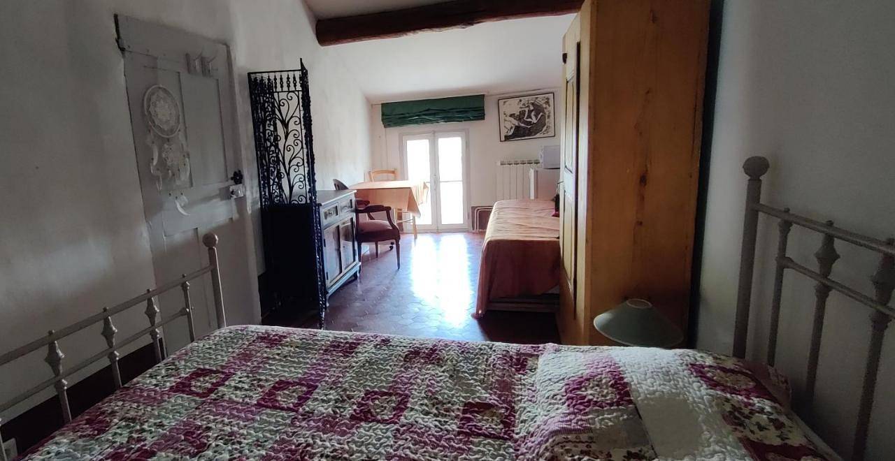 Triple Room with Private Bathroom in Volx, Parc naturel régional du Luberon