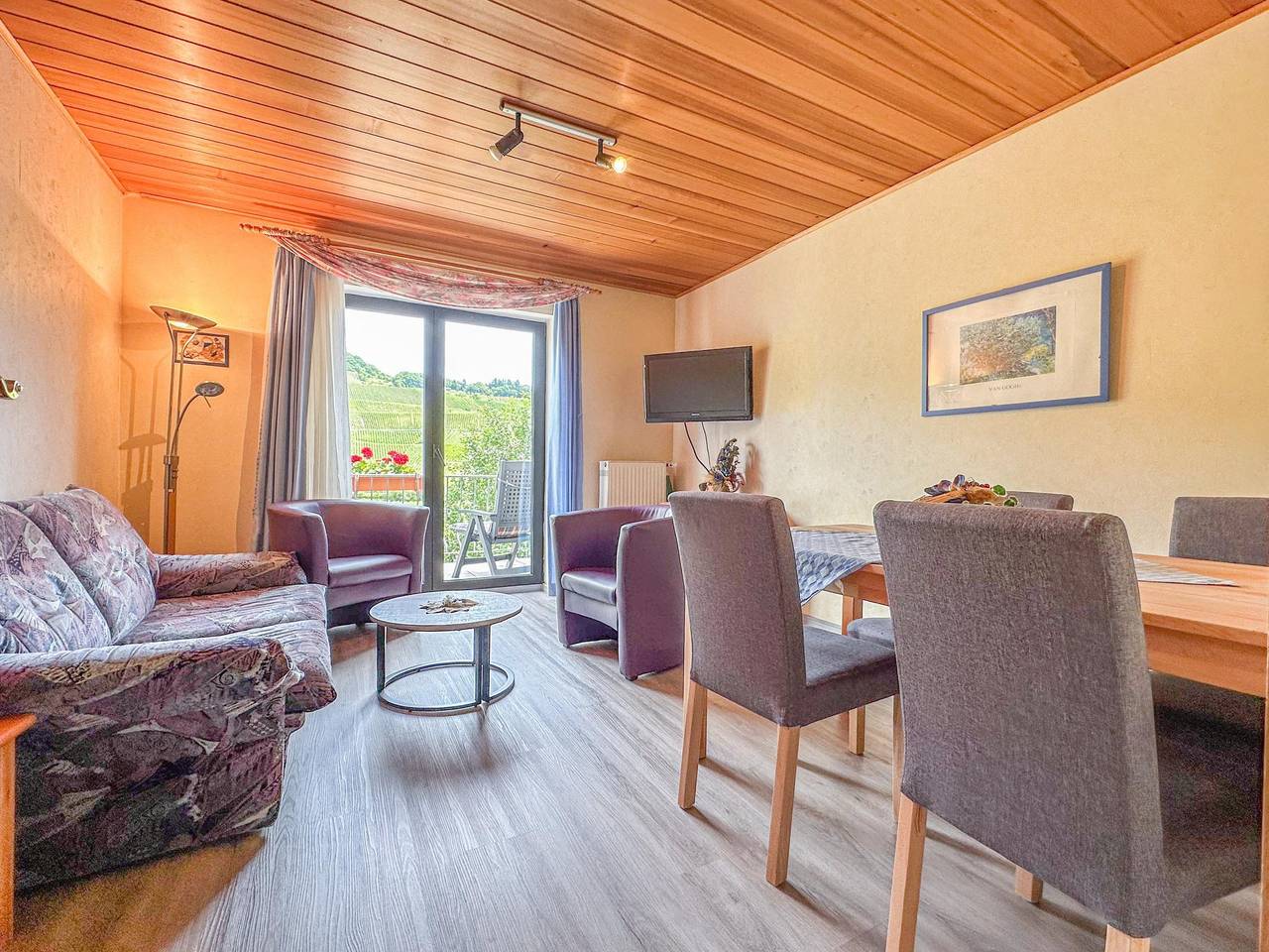 Geheel appartement, Logeer bij de wijnboer direct aan de Moezel in Trittenheim, Moseleifel