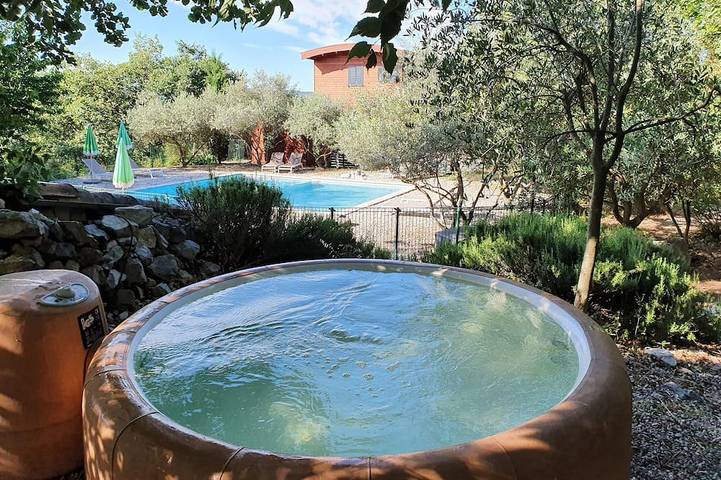 Gîte pour 5 personnes, avec Jacuzzi ainsi que Jardin et Sauna