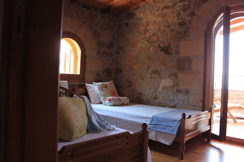 Traditionele stenen villa met prachtig uitzicht op de zee in Stoupa, Messenia