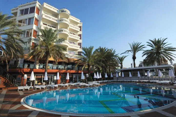 Hotel for 3 people, with pool and garden as well as hot tub and sauna - 1