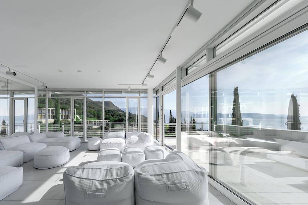 Luxury Villa with infinity pool and lake view from architect Richard Meier in Gardone Riviera, Montagnes autour du lac de Garde