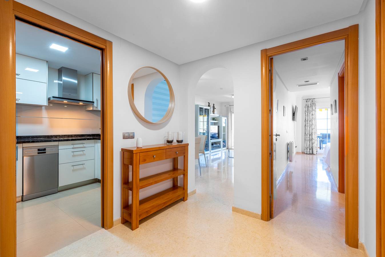 Apartamento entero, Apartamento de lujo Neptuno en Málaga con vistas al mar, piscina compartida y Wi-Fi in Rincón de la Victoria, Costa del Sol