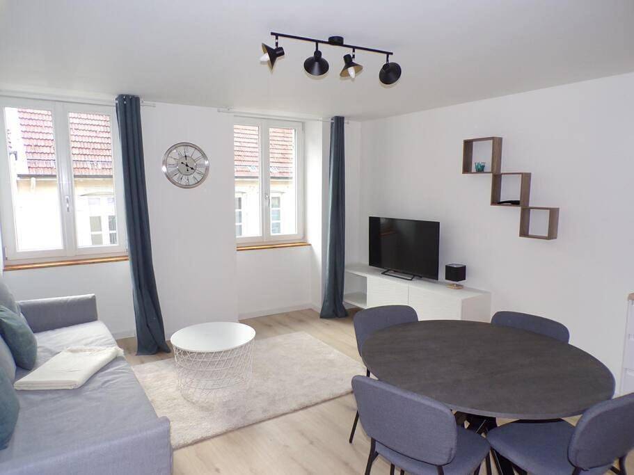 Appartement entier, Appartement 2/4 pers, 44m2, hypercentre. in Lons-le-Saunier, Jura