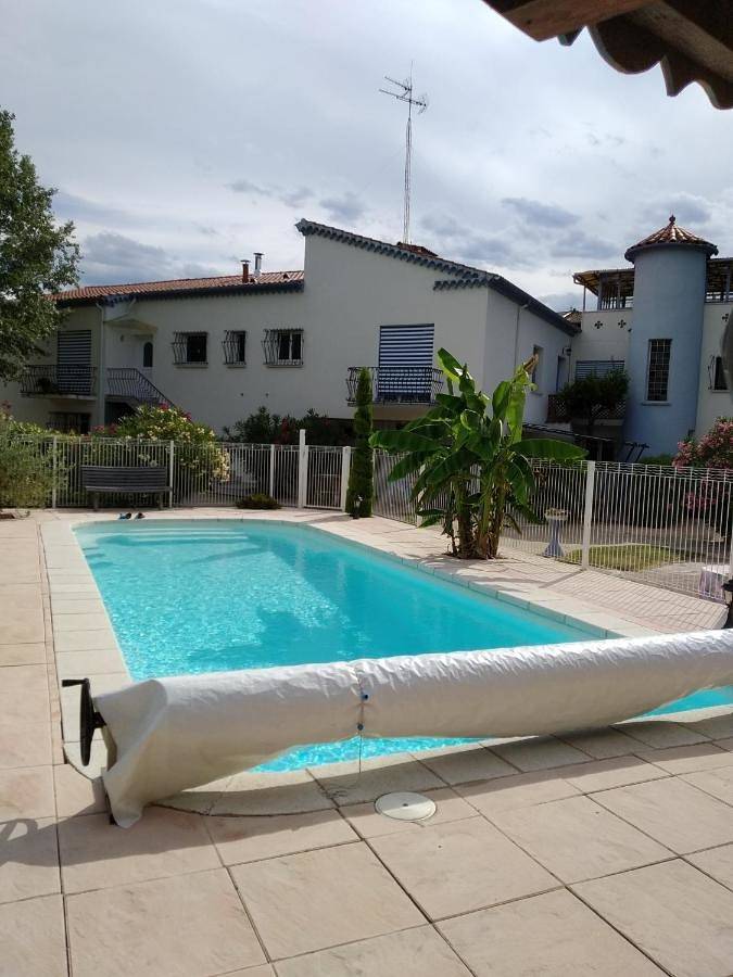 Location de vacances pour 4 personnes, avec Balcon et Terrasse ainsi que Jardin et Bassin pour enfant à Bordezac