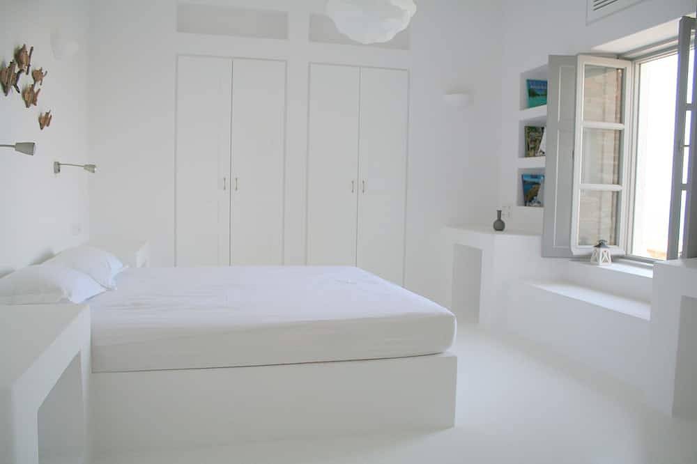 Secluded private villa, seaviews & sunsets, prime location in Koumpara, Ios