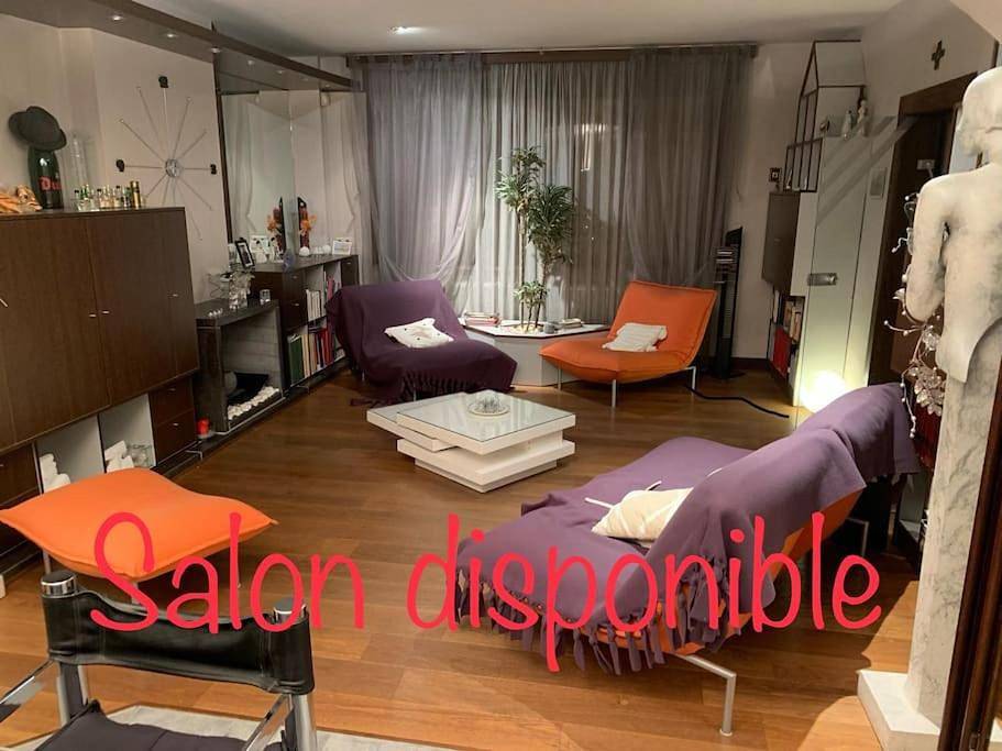 Appartement de vacances entier, Deluxe Room (2 Adults + 1 Child) in Frameries, Hainaut