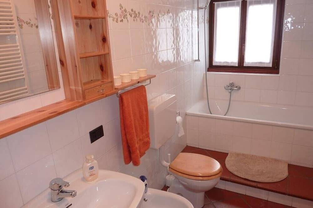 Ganze Wohnung, Wohnung mit Garten, 400 m vom See, tolle Aussicht in Musso, Pianello del Lario