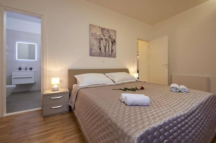 Beautiful villa with sea view 2 minutes from the centre of Trogir- Villa Trogir in Trogir, Ciovo