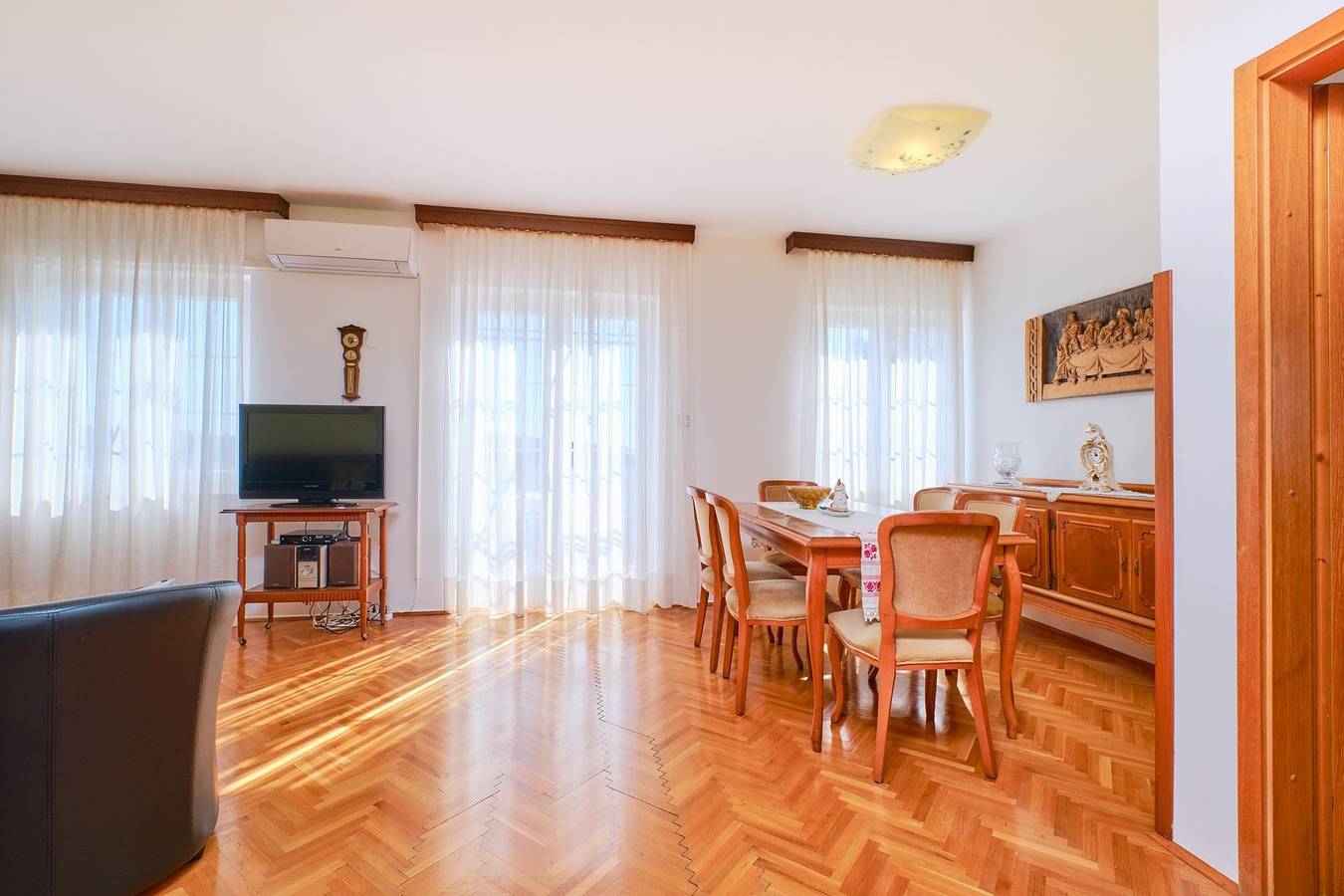 Ganze Wohnung, Das Apartment Katarina 2 befindet sich im ersten Stock eines Hauses in Poljana, Mali Lošinj. Die Wohnung ist für 6 Personen geeignet und verfügt über drei Schlafzimmer, Wohnzimmer, Küche, Esszimmer und zwei Badezimmer. Die Wohnung verfügt über eine Terrasse mit Meerblick. Den Gästen stehen ein Privatparkplatz und eine Gemeinschaftsterrasse mit Grill zur Verfügung. in Mali Lošinj, Cunski