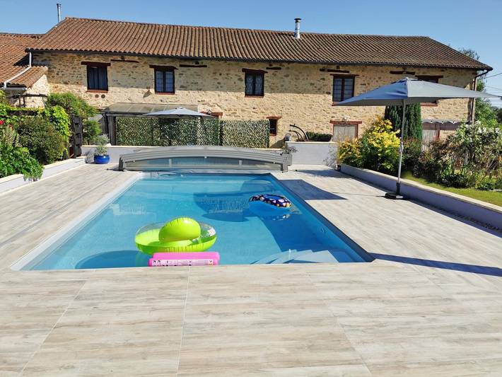 Gîte pour 8 personnes, avec terrasse ainsi que piscine et jardin, animaux acceptés dans Gorre