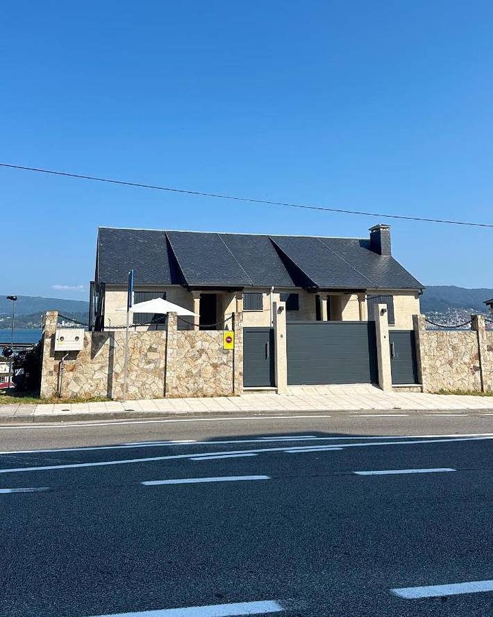 Location de vacances pour 7 personnes, avec Balcon et Terrasse ainsi que Jardin et Vue dans Combarro