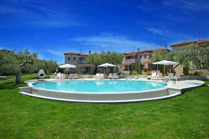 Ferienhaus für 18 Personen, mit Balkon und Garten sowie Pool in Chalkidiki