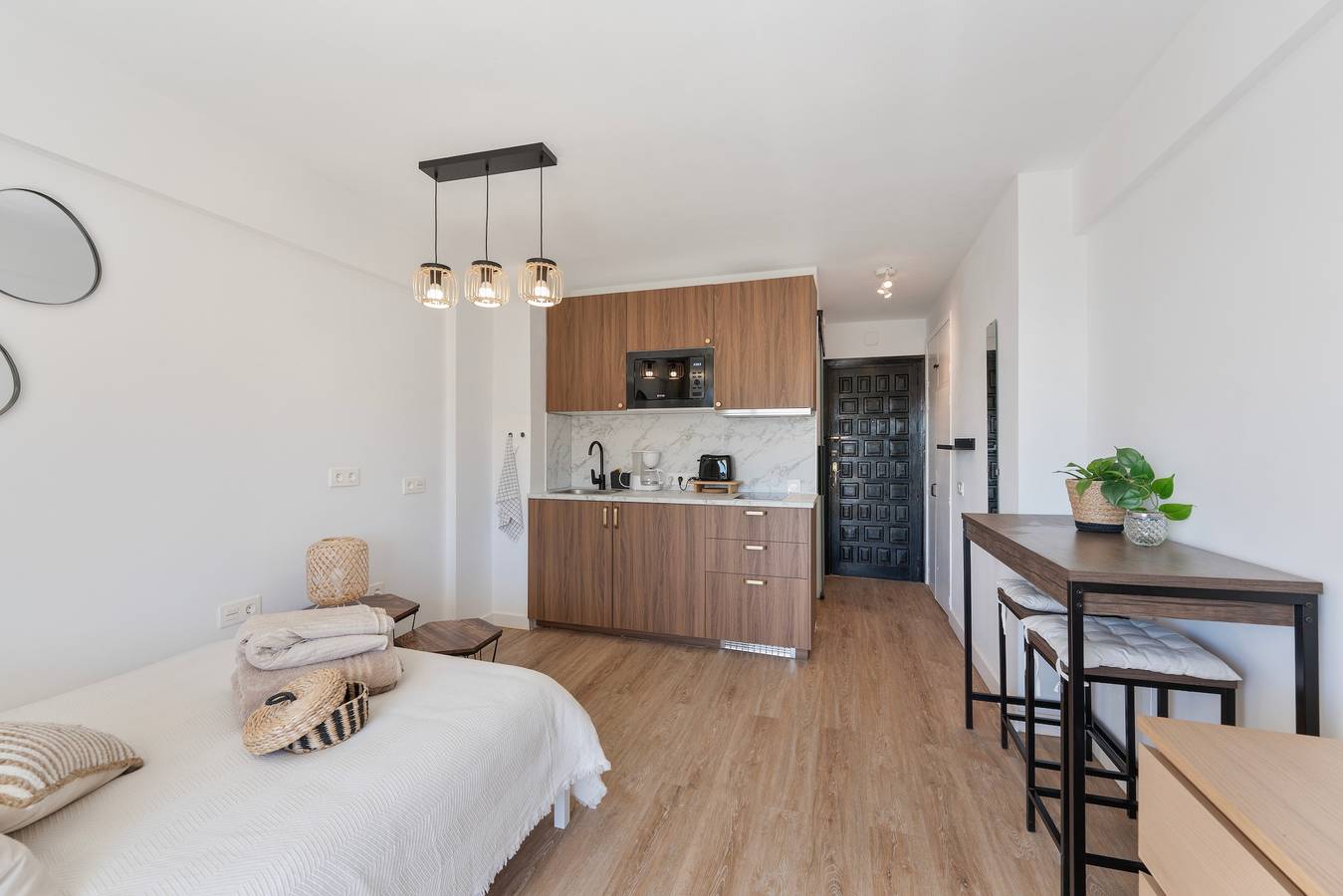 Entire studio, Boho Studio Apartment with Balcony, Wi-Fi and Air Conditioning in Nueva Andalucia Golf Valley, Marbella