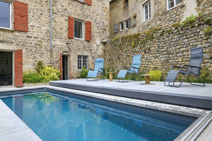Château pour 23 personnes, avec jardin, adapté aux familles dans Auvergne-Rhône-Alpes - 2