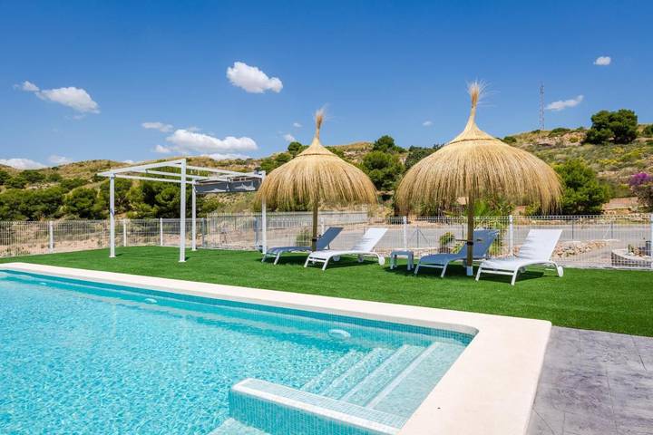 Chalet para 16 personas, con jardín y piscina, Se admiten mascotas en Elche