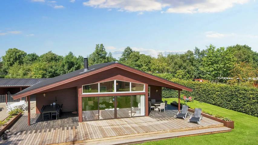 Ferieudlejning for 9 personer, med terrasse i Djursland