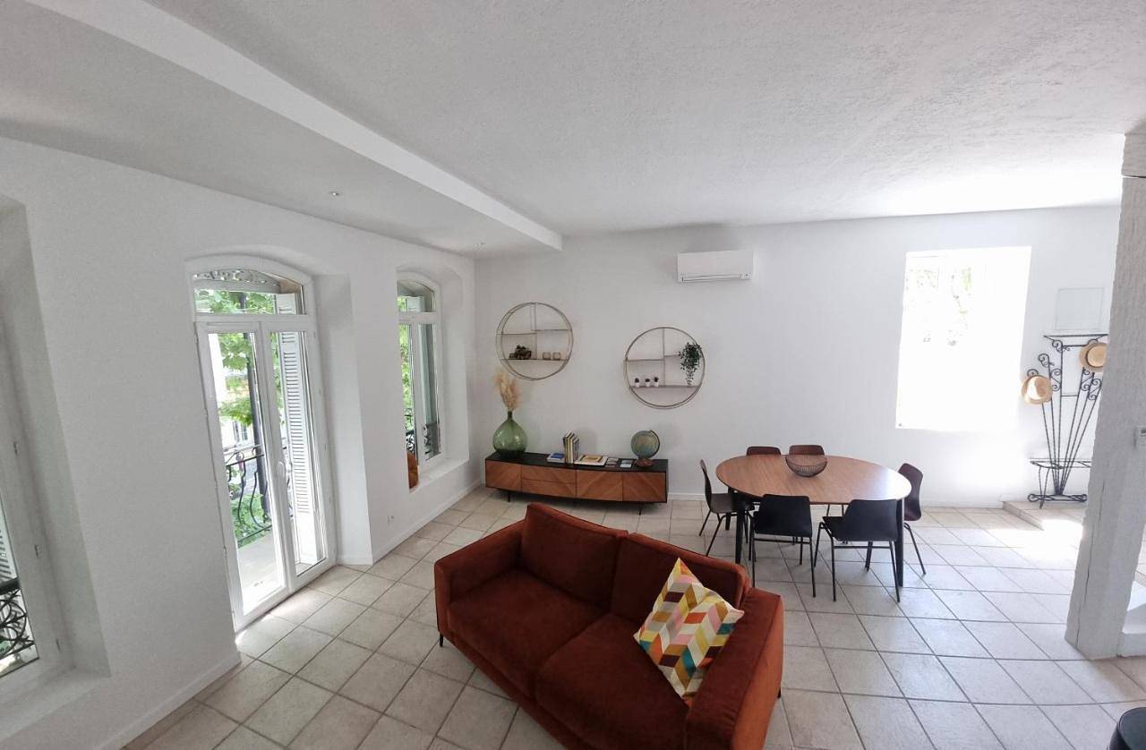 Appartement entier, Two-Bedroom Apartment in Salon-de-Provence, Côte méditerranéenne (France)