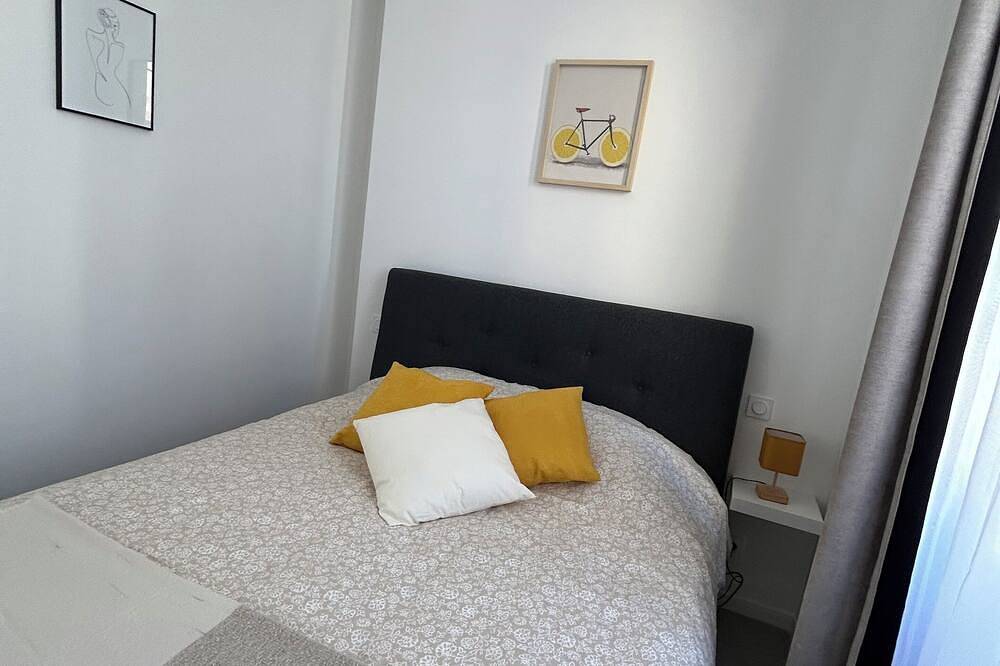 Entire apartment, 2-room apartment with terrace 15 min from Monaco in La Turbie, Nice region