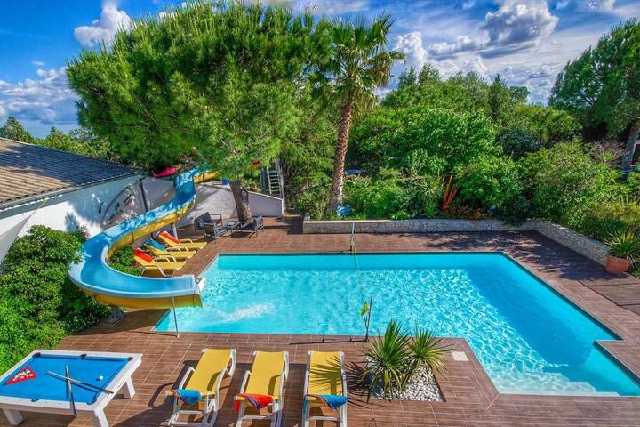 Location de vacances pour 12 personnes, avec vue et jardin ainsi que piscine et sauna à Pépieux