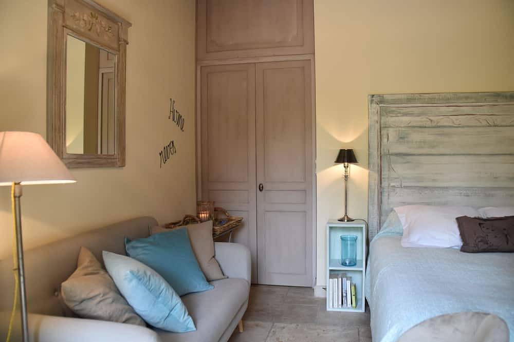 Country Cottage / Gite - Lagnes- Isle-Sur-La-Sorgue in Lagnes, Parc naturel régional du Luberon