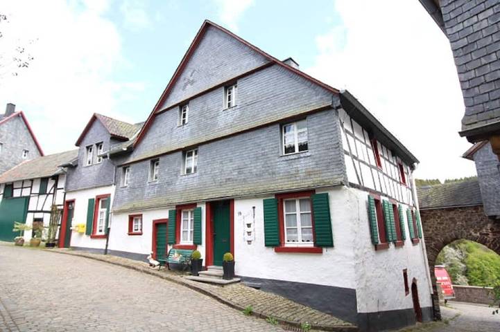 Ferienhaus für 4 Personen, mit Balkon und Garten in Hellenthal