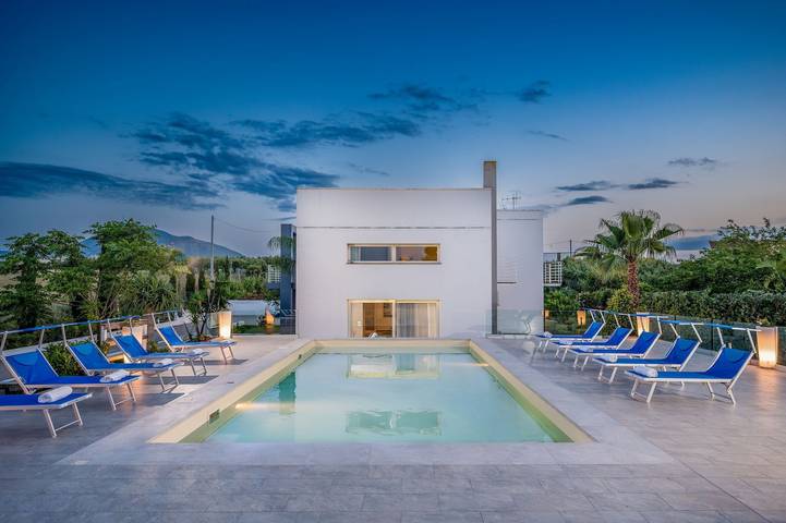 Villa for 12 people, with garden - 1