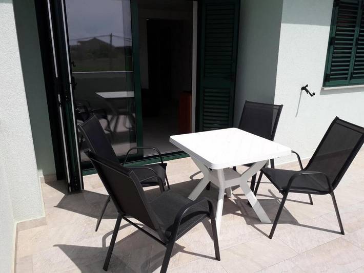 Ferienwohnung für 4 Personen, mit Terrasse in Petrcane