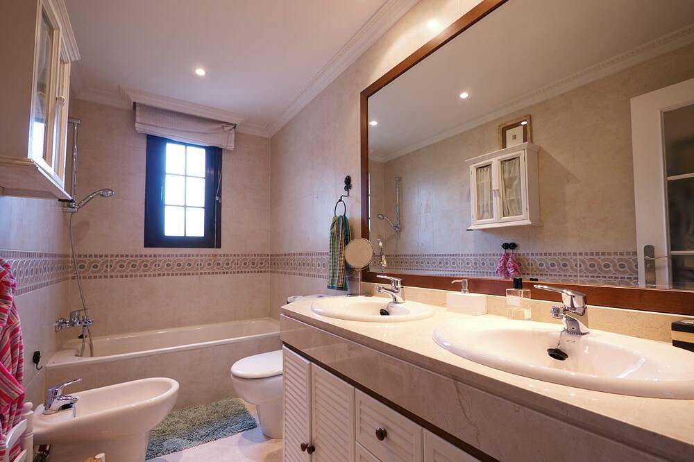 Apartamento entero, Beautiful 3 Bedroom apartment very near Madrid city, Wifi, Ac, Pool, Paddle. in Majadahonda, Provincia de Madrid