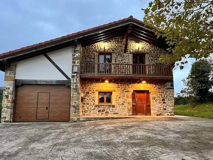 Casa rural para 8 personas, con jardín además de balcón y vistas en Las Encartaciones