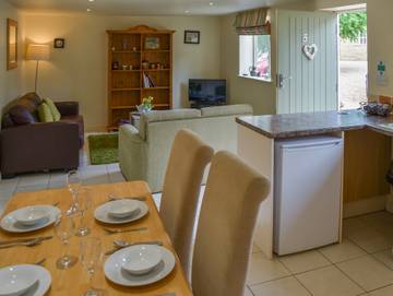 Log Cabin for 4 People in Northamptonshire, Midlands, Photo 3
