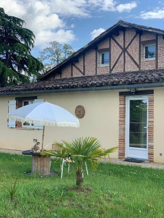 Gîte pour 2 personnes, avec jardin ainsi que piscine et vue à Puycornet