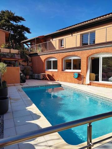 Gîte pour 4 personnes, avec bassin pour enfant et piscine ainsi que vue et jardin à Prades
