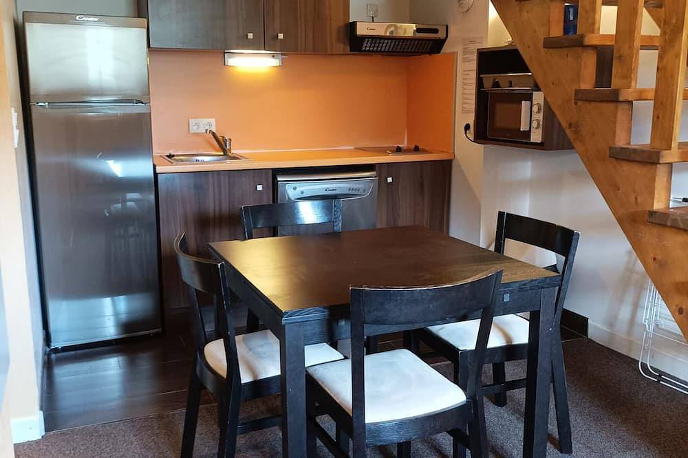 Entire apartment, Cozy 1-Bedroom Apartment in Historic Château, Jausiers - Sleeps 4, Pool & Sauna Access in Jausiers, Mercantour National Park