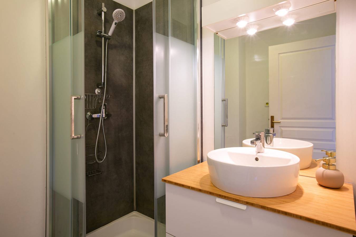 Apartamento entero, Le Pin Doré - Wifi - Centre-ville in Laval, Mayenne (desambiguación)